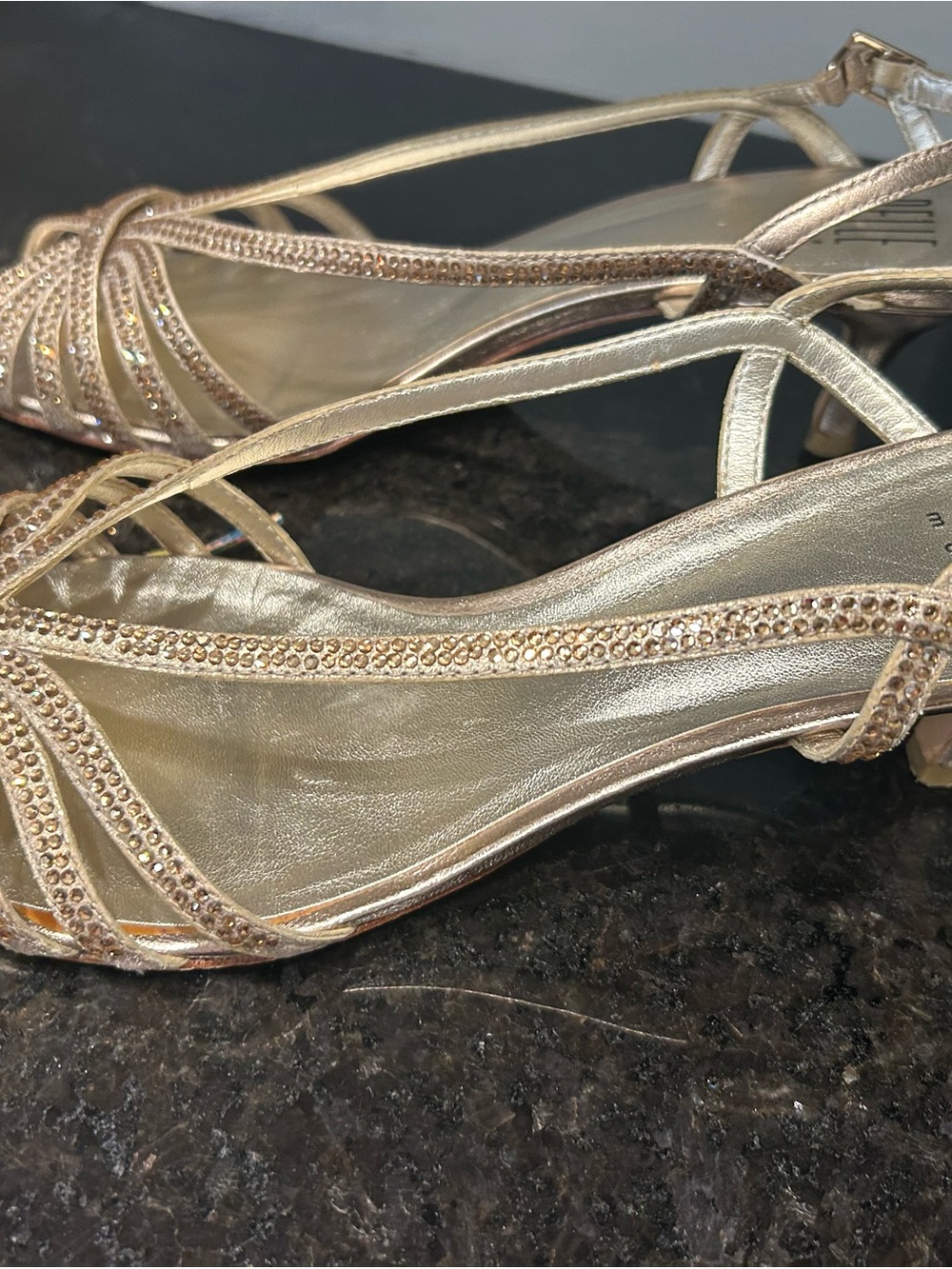 Elegant pelle 9.5 Gold Strappy Evening Sandals with Crystal Accents